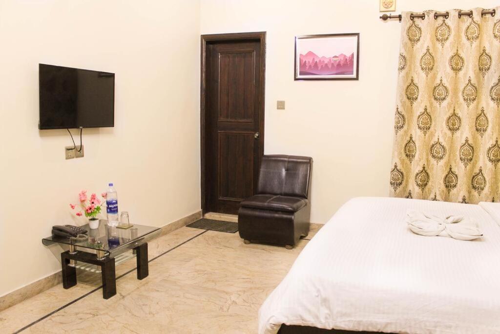 Luxury Living Rooms Near Agha Khan, Millennium, Nueplex การาจี ห้อง รูปภาพ
